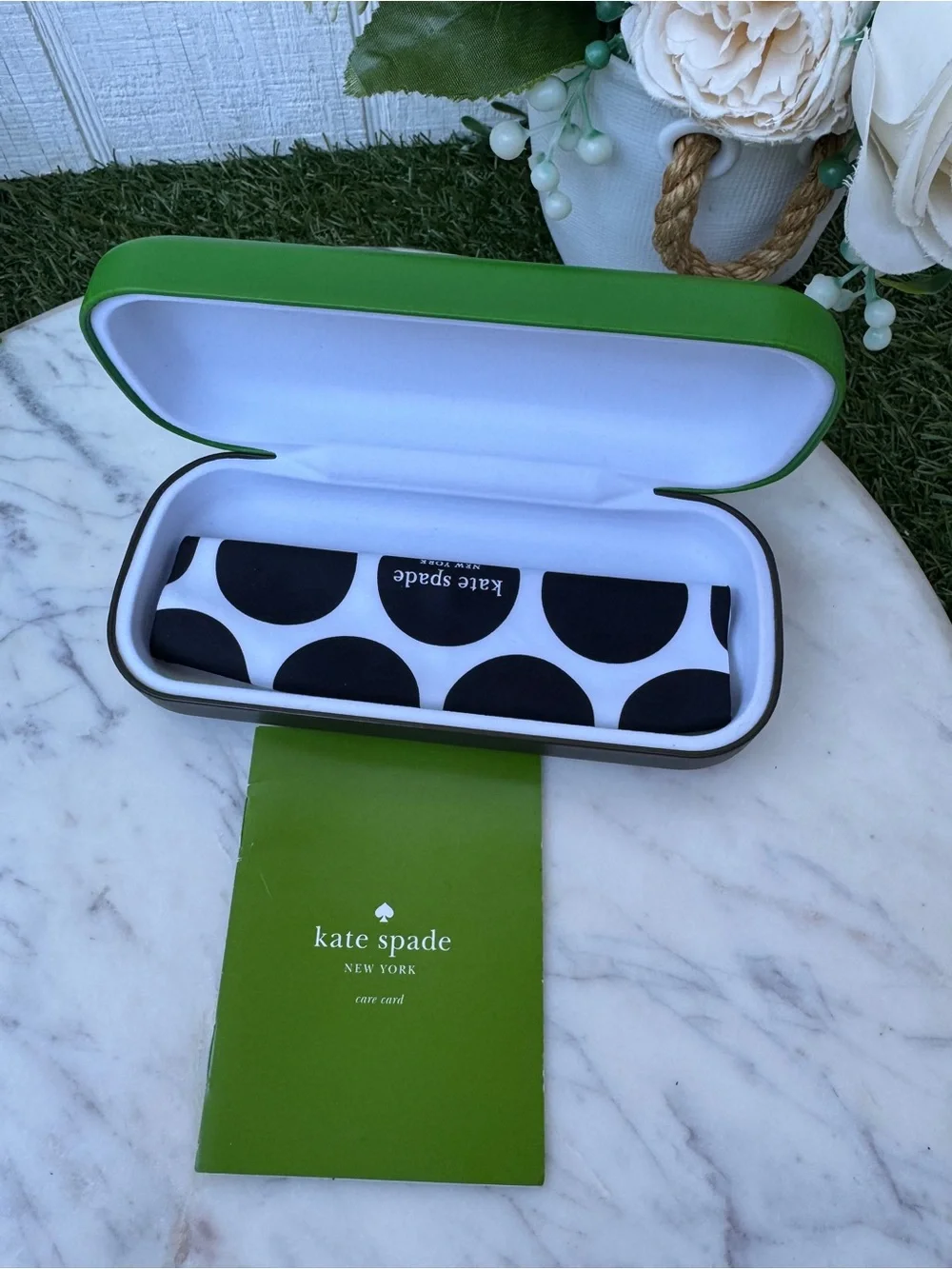 KATE SPADE Green Sunglass Case with cleaning cloth and authentication card New